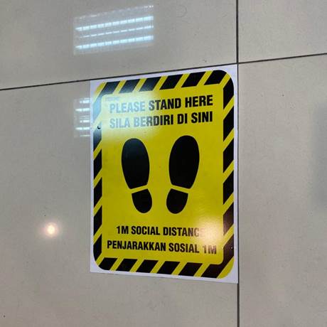 Please Stand Here / Sila berdiri disini